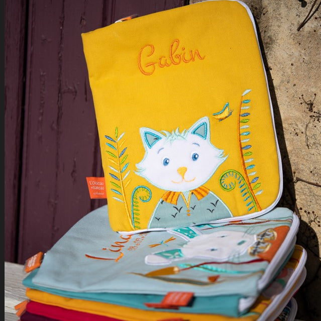 idee protege carnet de sante bebe, protege carnet de sante personnalise, theme chat botte, couleur jaune, tissus 100% coton oeko tex, cadeau de naissance personnalisé, cadeau de naissance original, design français, marque française, l'oiseau bateau.