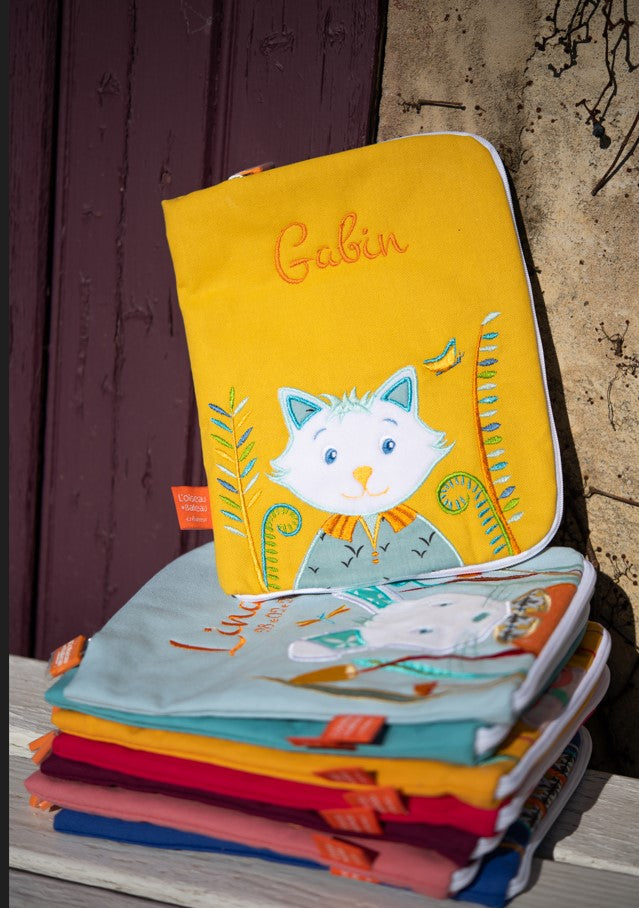 idee protege carnet de sante bebe, protege carnet de sante personnalise, theme chat botte, couleur jaune, tissus 100% coton oeko tex, cadeau de naissance personnalisé, cadeau de naissance original, design français, marque française, l'oiseau bateau.