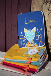 idee protege carnet de sante bebe, protege carnet de sante personnalise, theme loup, couleur bleu fonce, tissus 100% coton oeko tex, cadeau de naissance personnalisé, cadeau de naissance original, design français, marque française, l'oiseau bateau.