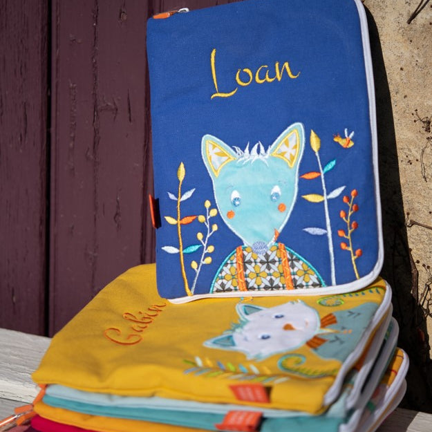 idee protege carnet de sante bebe, protege carnet de sante personnalise, theme loup, couleur bleu fonce, tissus 100% coton oeko tex, cadeau de naissance personnalisé, cadeau de naissance original, design français, marque française, l'oiseau bateau.