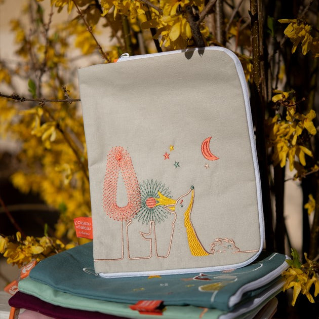 idee protege carnet de sante bebe, protege carnet de sante personnalise, theme renard, couleur lin, tissus 100% coton oeko tex, cadeau de naissance personnalisé, cadeau de naissance original, design français, marque française, l'oiseau bateau.