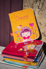 idee protege carnet de sante bebe, protege carnet de sante personnalise, theme petit chaperon rouge, couleur jaune, tissus 100% coton oeko tex, cadeau de naissance personnalisé, cadeau de naissance original, design français, marque française, l'oiseau bateau.