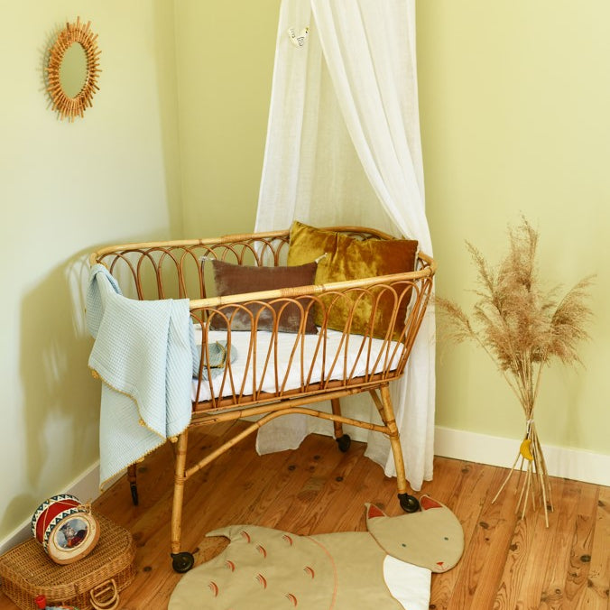 idee tapis d’éveil bebe, tapis en tissu, tapis ecureuil noisette, coton 100% Oeko-tex, idee cadeau de naissance, decoration chambre bebe, decoration chambre enfant, design français, creation française, marque française, l’oiseau bateau. 