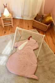 idee tapis d’éveil bebe, tapis en tissu, tapis lapin rose, coton 100% Oeko-tex, idee cadeau de naissance, decoration chambre bebe, decoration chambre enfant, design français, création française, marque française, l’oiseau bateau. 