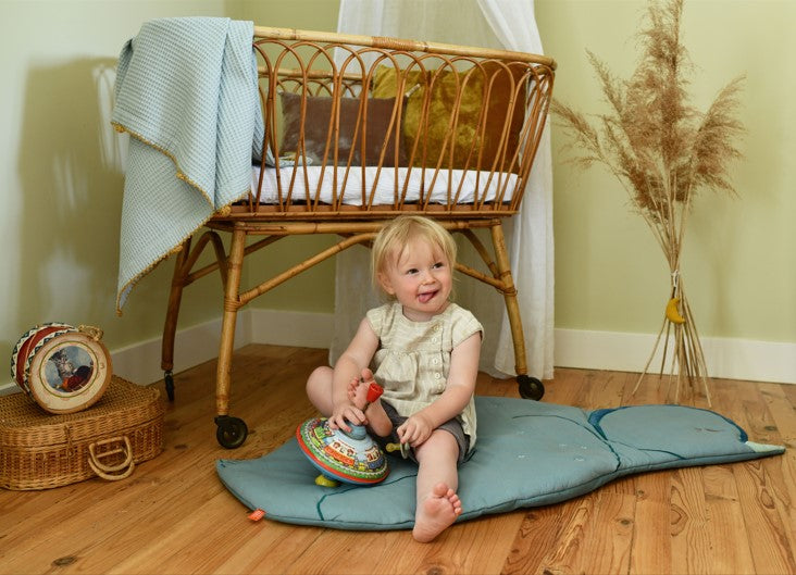 idee tapis d’éveil bebe, tapis en tissu, tapis pingouin bleu ocean, coton 100% Oeko-tex, idee cadeau de naissance, decoration chambre bebe, decoration chambre enfant, design français, création française, marque française, l’oiseau bateau. 