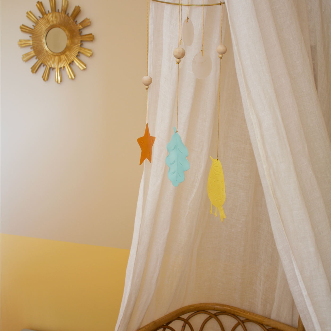 idee mobile en metal pour enfant, mobile decoratif pour enfant, decoration de chambre d'enfant, mobile feerique, fabrication artisanale, peint a la main, creation française, marque française l'oiseau bateau, cadeau de naissance original