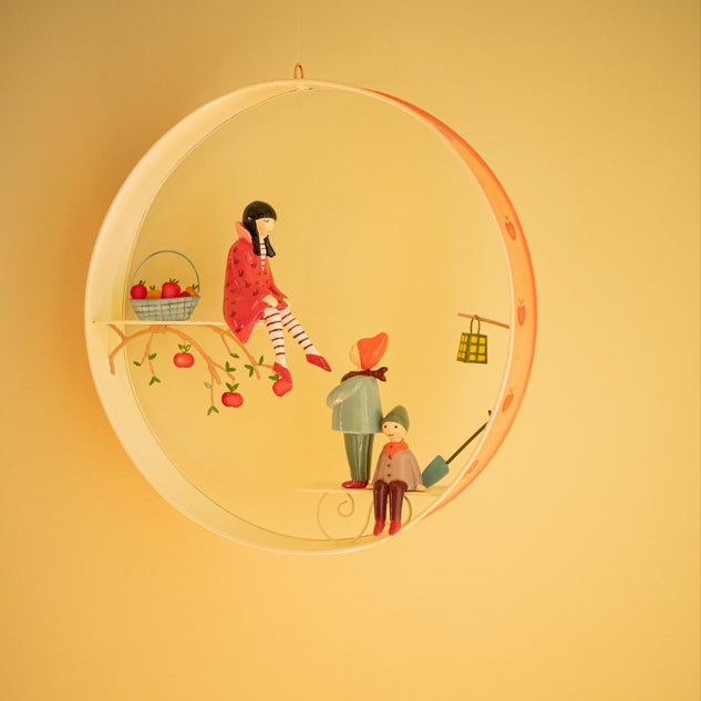 idee mobile en metal pour enfant, blanche neige, mobile decoratif pour enfant, decoration de chambre d'enfant, mobile feerique, fabrication artisanale, peint a la main, creation française, marque française l'oiseau bateau, cadeau de naissance original