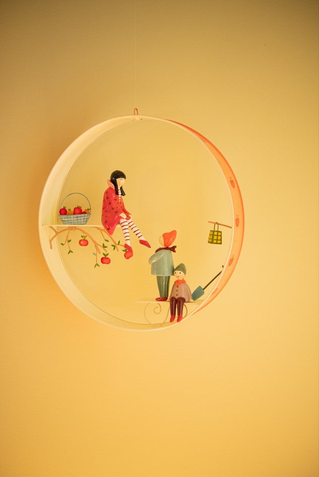 idee mobile en metal pour enfant, blanche neige, mobile decoratif pour enfant, decoration de chambre d'enfant, mobile feerique, fabrication artisanale, peint a la main, creation française, marque française l'oiseau bateau, cadeau de naissance original