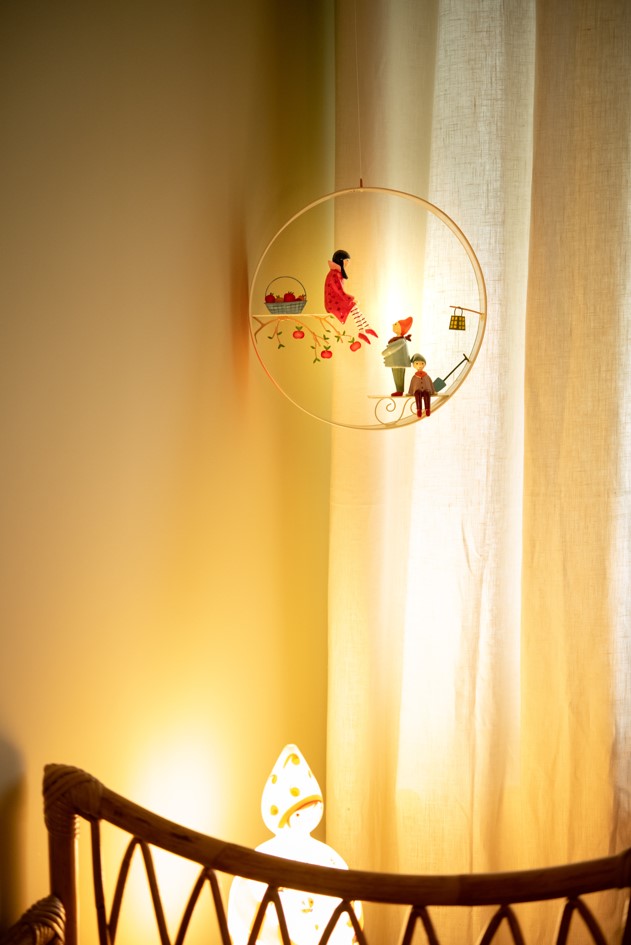 idee mobile en metal pour enfant, blanche neige, mobile decoratif pour enfant, decoration de chambre d'enfant, mobile feerique, fabrication artisanale, peint a la main, creation française, marque française l'oiseau bateau, cadeau de naissance original