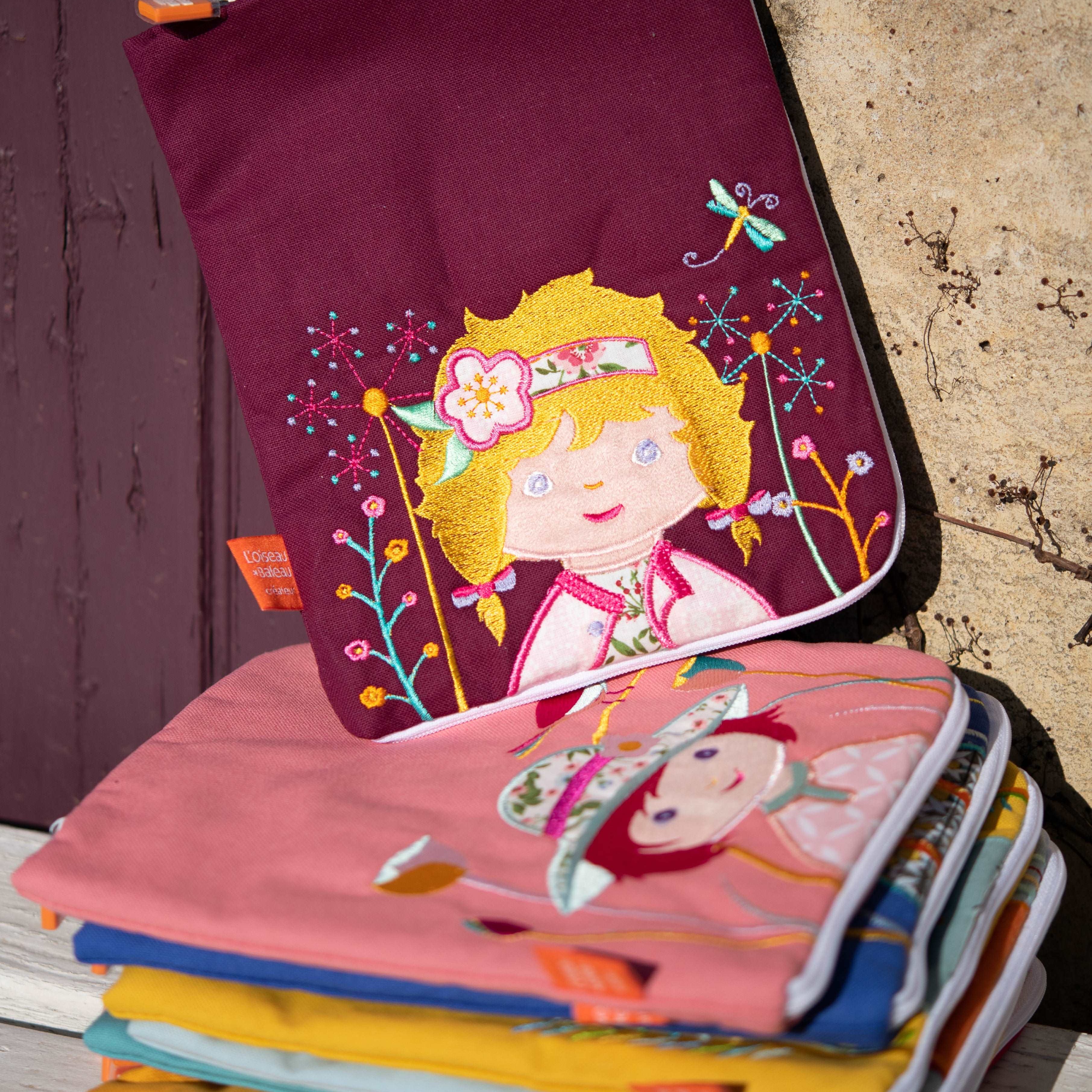 idee protege carnet de sante bebe, protege carnet de sante personnalise, theme boucle d'or et les trois ours, couleur bordeau, tissus 100% coton oeko tex, cadeau de naissance personnalisé, cadeau de naissance original, design français, marque française, l'oiseau bateau.