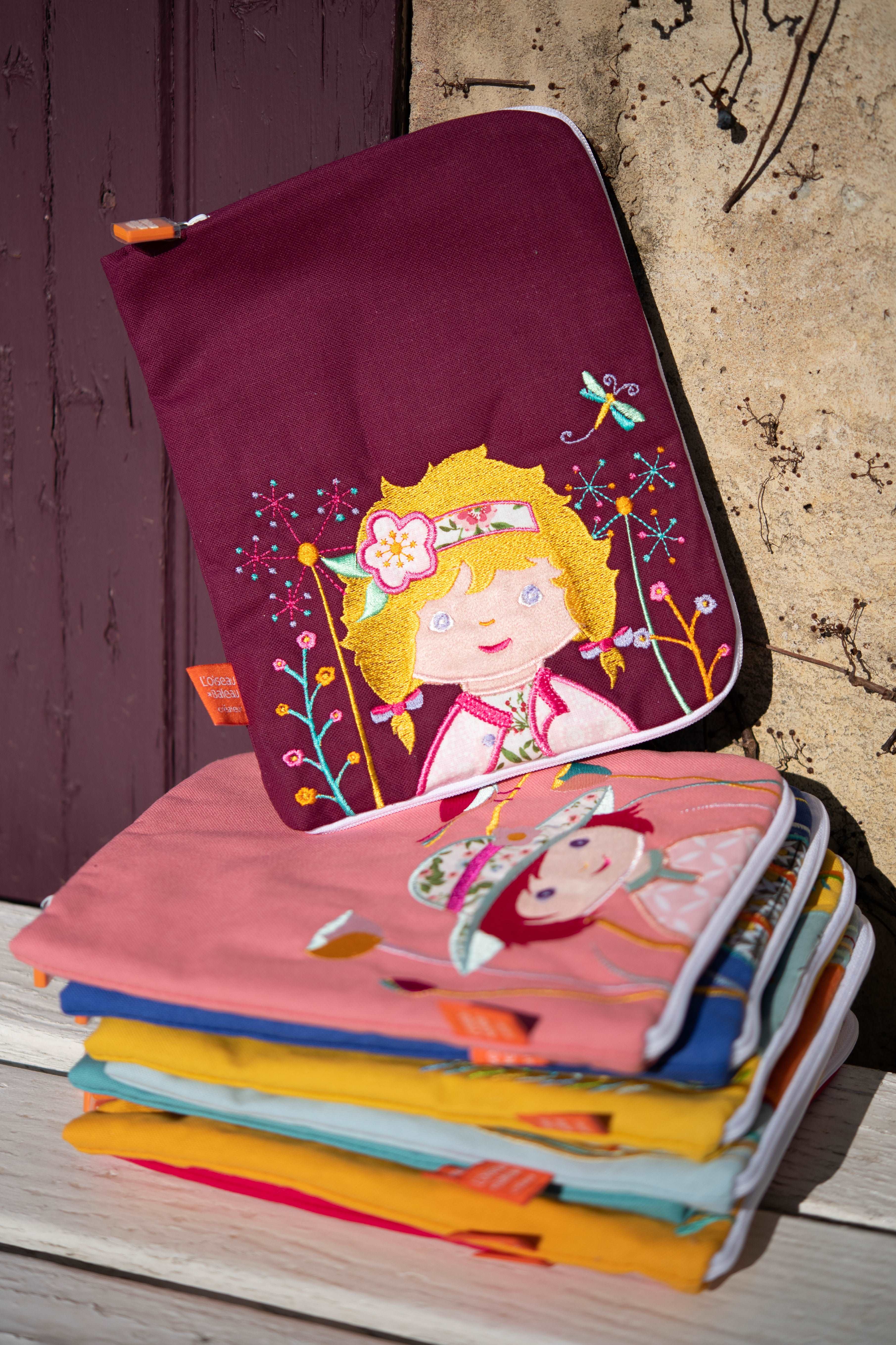 idee protege carnet de sante bebe, protege carnet de sante personnalise, theme boucle d'or et les trois ours, couleur bordeau, tissus 100% coton oeko tex, cadeau de naissance personnalisé, cadeau de naissance original, design français, marque française, l'oiseau bateau.