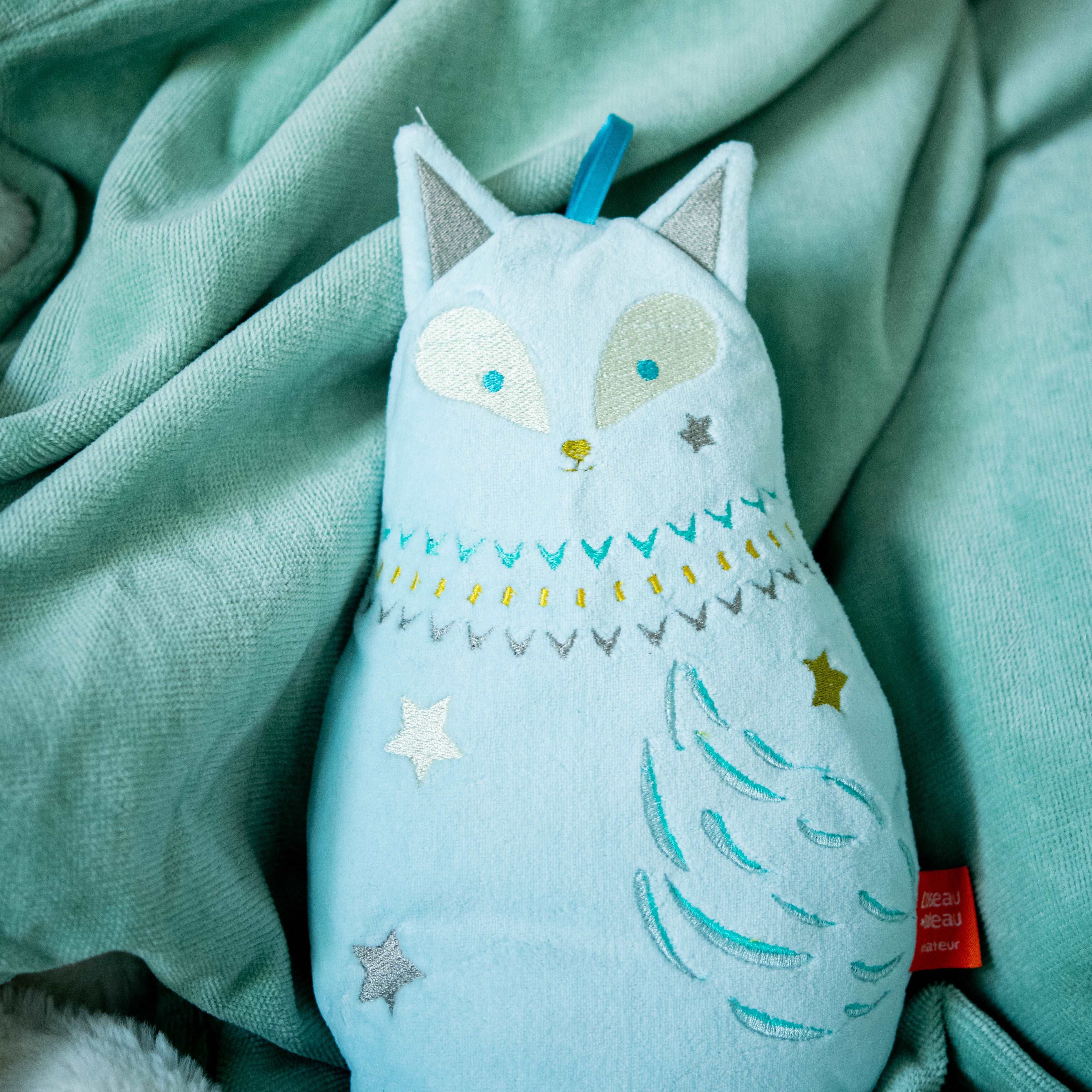 idée doudou musical bébé, doudou musical renard couleur bleu, doudou en velours, doudou bébé personnalisé, création française, marque française, l'oiseau bateau, coton 100% oeko-tex.