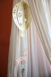 idee mobile en metal pour enfant, mobile decoratif pour enfant, decoration de chambre d'enfant, fabrication française, fabrication artisanale, peint a la main, creation française, marque française l'oiseau bateau, cadeau de naissance original