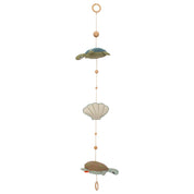 idee mobile decoratif pour enfant en forme de tortue, decoration chambre d'enfant, mobile pour bebe en tissu, mobile perle bois naturel, creation française, marque française, l'oiseau bateau