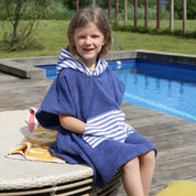 Cape de bain bebe, cape de bain enfant, cape de bain  personnalisee bebe, cape de bain personnalisee enfant,cadeau de naissance, cadeau de naissance personnalise, carre de bain bebe, carre de bain enfant, poncho de bain bebe, poncho de bain enfant, creation française, design français, marque française, l'oiseau bateau, poncho raye, poncho enfant surfeur, poncho cote ouest, made in france, fabrique en france, fabrication artisanale, poncho bleu