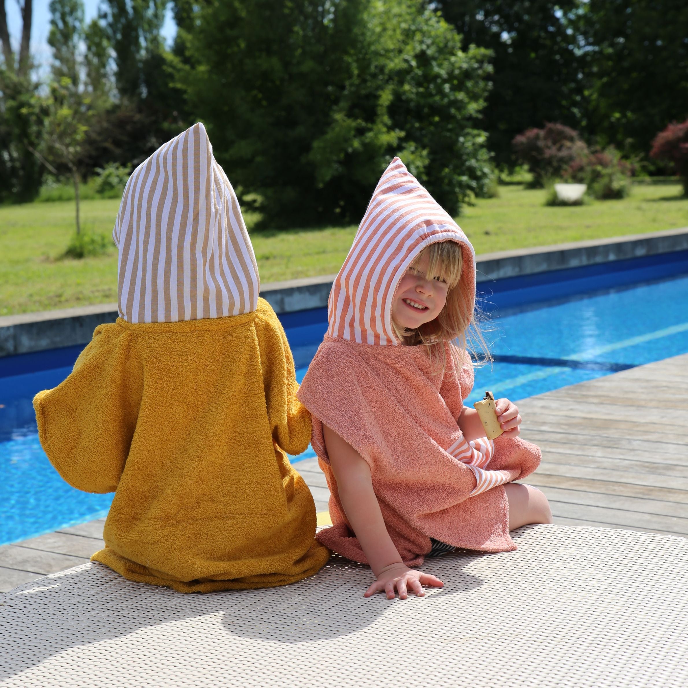 Cape de bain bebe, cape de bain enfant, cape de bain  personnalisee bebe, cape de bain personnalisee enfant,cadeau de naissance, cadeau de naissance personnalise, carre de bain bebe, carre de bain enfant, poncho de bain bebe, poncho de bain enfant, creation française, design français, marque française, l'oiseau bateau, poncho raye, poncho enfant surfeur, poncho cote ouest, made in france, fabrique en france, fabrication artisanale, poncho jaune et rose