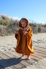 Cape de bain bebe, cape de bain enfant, cape de bain  personnalisee bebe, cape de bain personnalisee enfant,cadeau de naissance, cadeau de naissance personnalise, carre de bain bebe, carre de bain enfant, poncho de bain bebe, poncho de bain enfant, creation française, design français, marque française, l'oiseau bateau, cape de bain jaune, theme lion