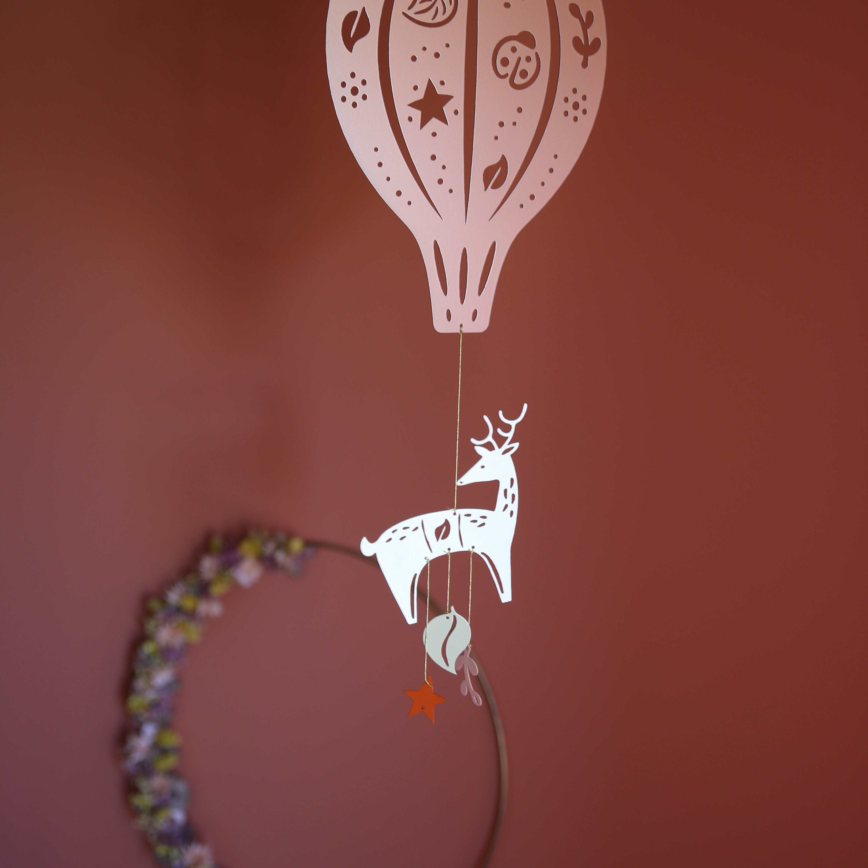 idee mobile en metal pour enfant, mobile decoratif pour enfant, decoration de chambre d'enfant, fabrication française, fabrication artisanale, peint a la main, creation française, marque française l'oiseau bateau, cadeau de naissance original