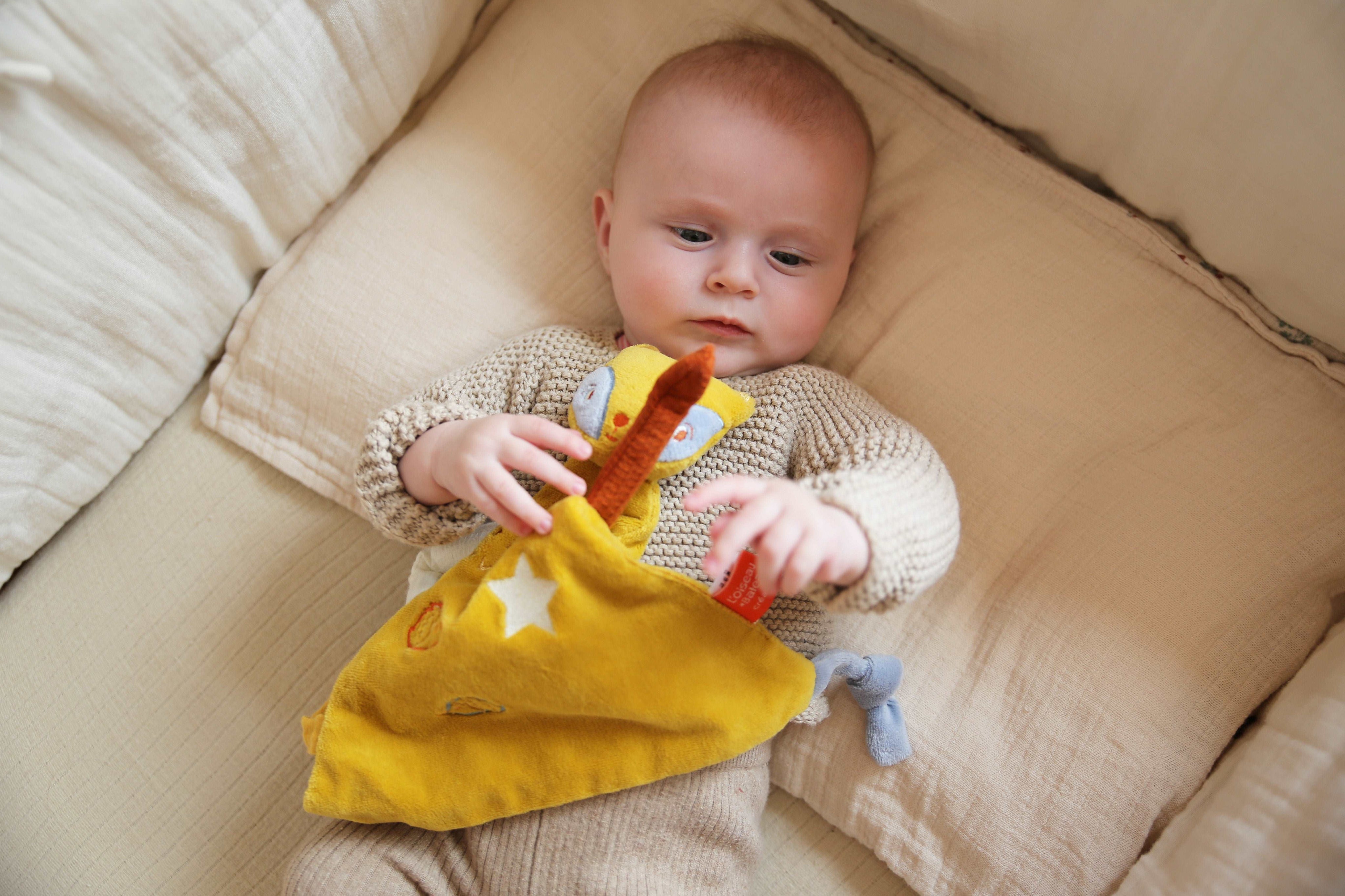 idée doudou bébé, doudou renard couleur jaune, doudou en velours, doudou bébé personnalisé, création française, marque française, l'oiseau bateau, coton 100% oeko-tex.