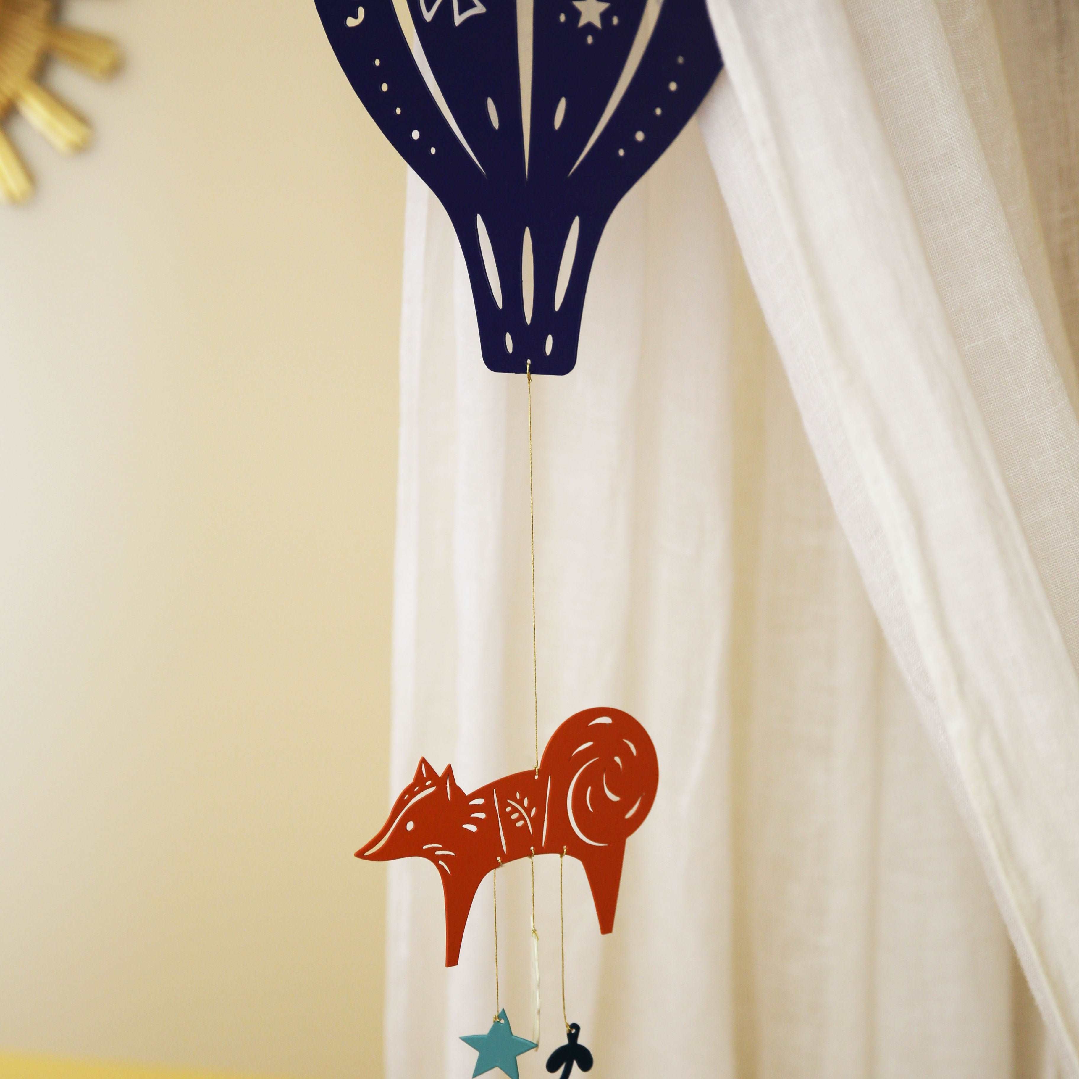 idee mobile en metal pour enfant, mobile decoratif pour enfant, decoration de chambre d'enfant, fabrication française, fabrication artisanale, peint a la main, creation française, marque française l'oiseau bateau, cadeau de naissance original