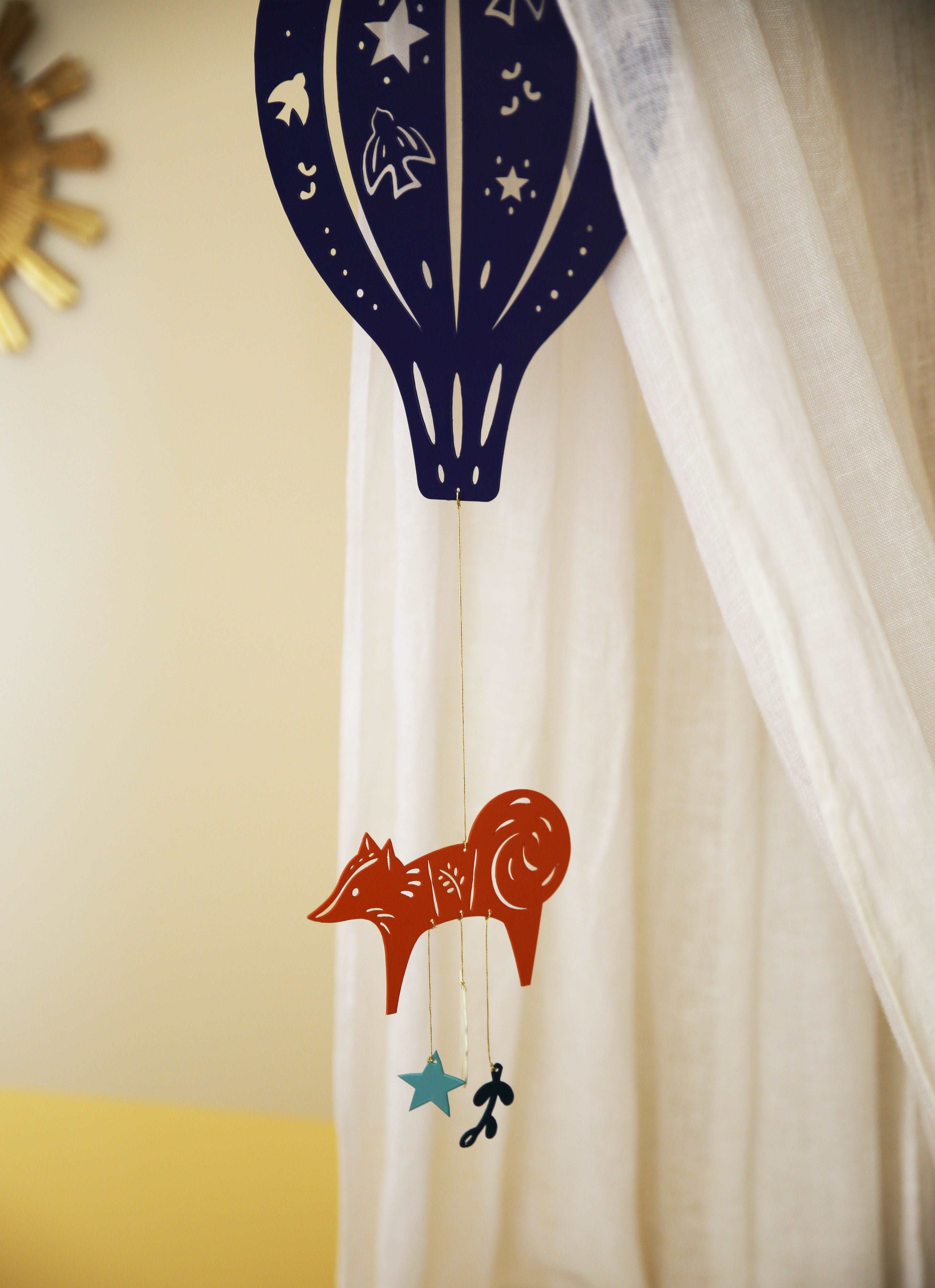 idee mobile en metal pour enfant, mobile decoratif pour enfant, decoration de chambre d'enfant, fabrication française, fabrication artisanale, peint a la main, creation française, marque française l'oiseau bateau, cadeau de naissance original