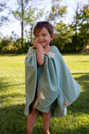 Cape de bain bebe, cape de bain enfant, cape de bain  personnalisee bebe, cape de bain personnalisee enfant,cadeau de naissance, cadeau de naissance personnalise, carre de bain bebe, carre de bain enfant, poncho de bain bebe, poncho de bain enfant, creation française, design français, marque française, l'oiseau bateau, cape de bain bleu vert, theme pingouin