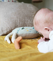 doudou musical pour bebe en forme de crabe, 100% coton, creation française, marque française l'oiseau bateau, cadeau de naissance original