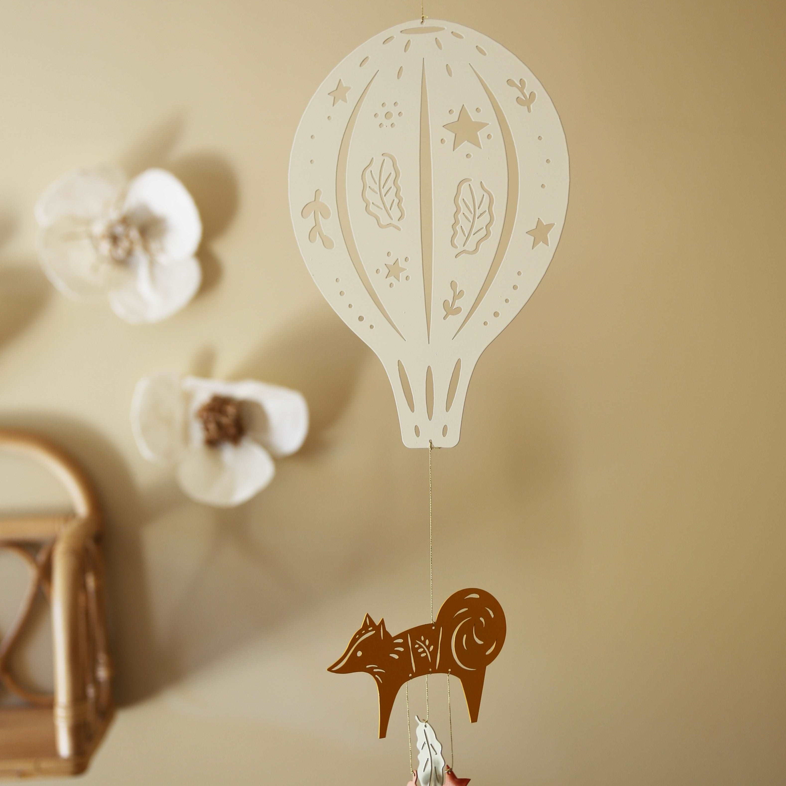 idee mobile en metal pour enfant, mobile decoratif pour enfant, decoration de chambre d'enfant, fabrication française, fabrication artisanale, peint a la main, creation française, marque française l'oiseau bateau, cadeau de naissance original