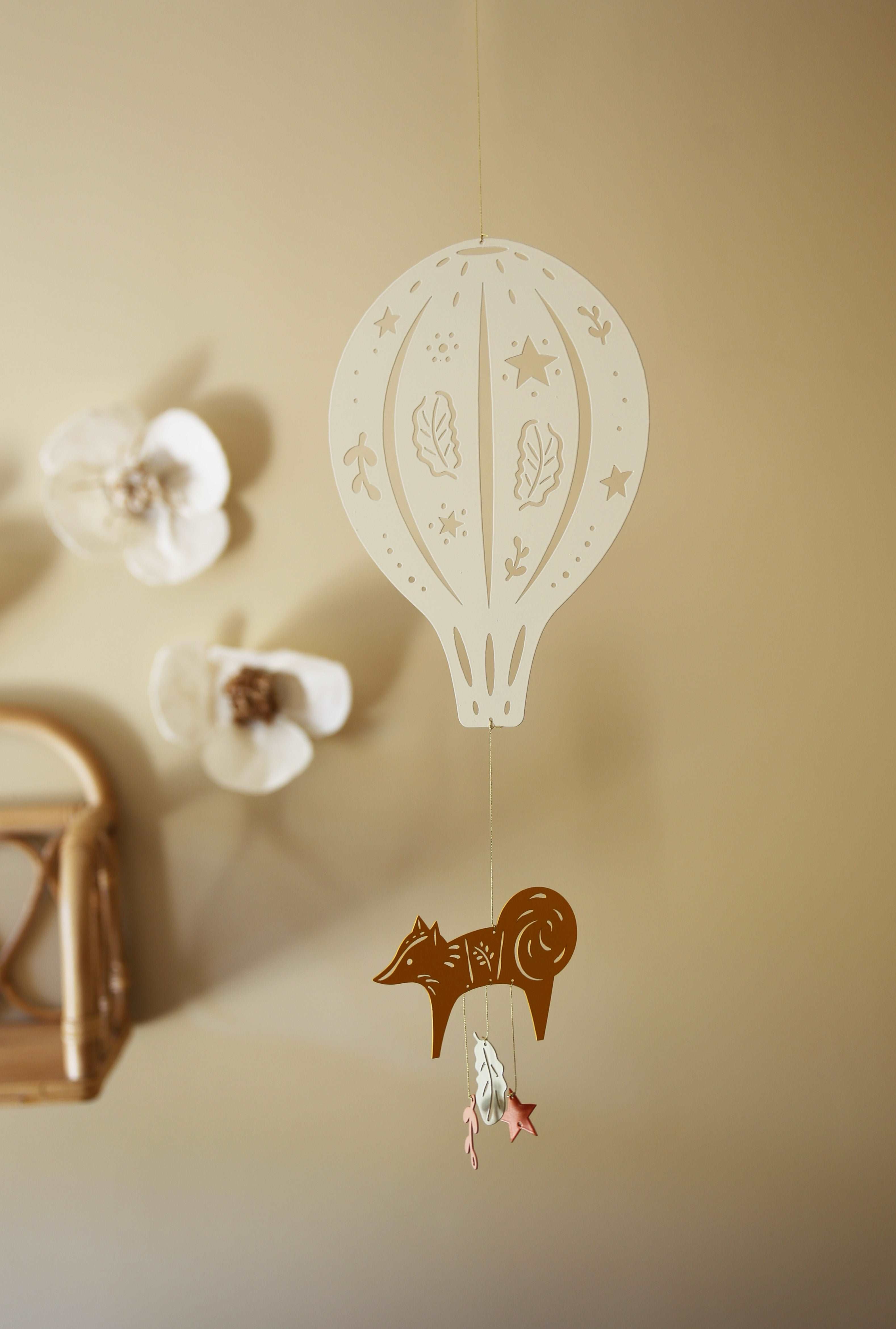 idee mobile en metal pour enfant, mobile decoratif pour enfant, decoration de chambre d'enfant, fabrication française, fabrication artisanale, peint a la main, creation française, marque française l'oiseau bateau, cadeau de naissance original