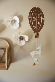 idee mobile en metal pour enfant, mobile decoratif pour enfant, decoration de chambre d'enfant, fabrication française, fabrication artisanale, peint a la main, creation française, marque française l'oiseau bateau, cadeau de naissance original