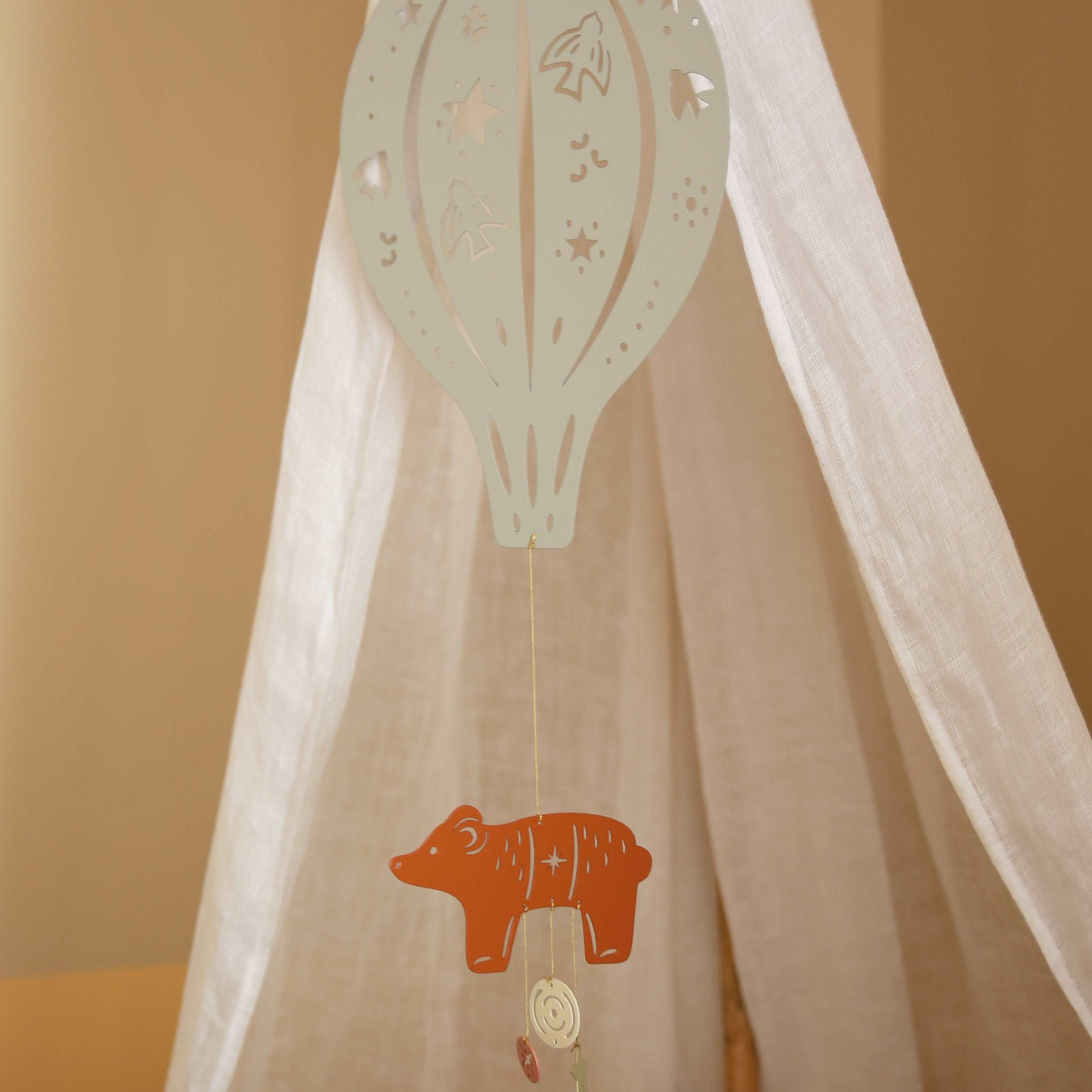 idee mobile en metal pour enfant, mobile decoratif pour enfant, decoration de chambre d'enfant, fabrication française, fabrication artisanale, peint a la main, creation française, marque française l'oiseau bateau, cadeau de naissance original