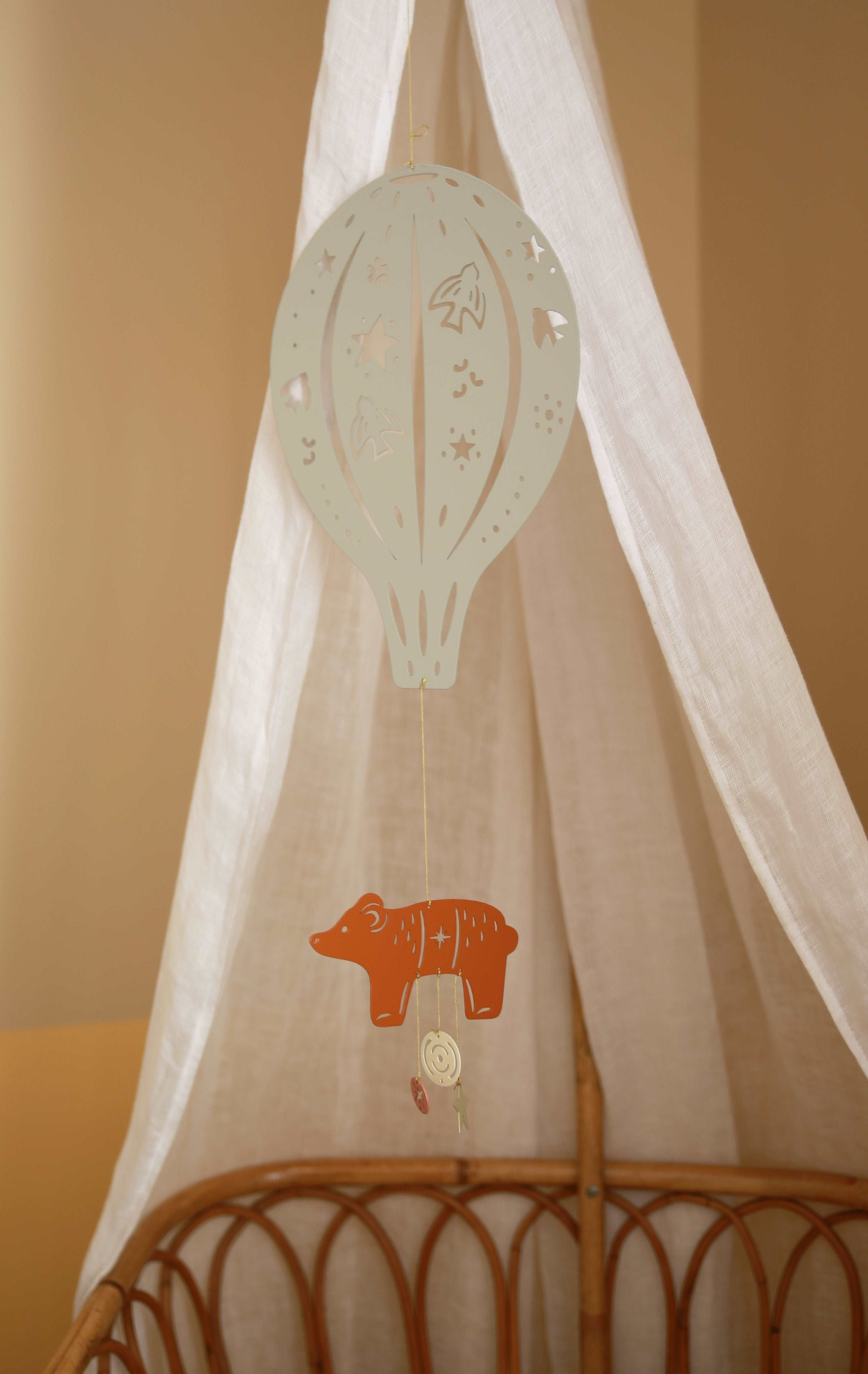 idee mobile en metal pour enfant, mobile decoratif pour enfant, decoration de chambre d'enfant, fabrication française, fabrication artisanale, peint a la main, creation française, marque française l'oiseau bateau, cadeau de naissance original