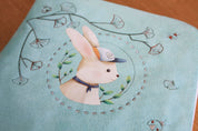 idee protege carnet de sante bebe, protege carnet de sante personnalise, theme lapin avec une casquette, couleur bleu azur, tissus 100% coton oeko tex, cadeau de naissance personnalisé, cadeau de naissance original, design français, marque française, l'oiseau bateau.