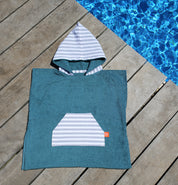 Cape de bain bebe, cape de bain enfant, cape de bain  personnalisee bebe, cape de bain personnalisee enfant,cadeau de naissance, cadeau de naissance personnalise, carre de bain bebe, carre de bain enfant, poncho de bain bebe, poncho de bain enfant, creation française, design français, marque française, l'oiseau bateau, poncho raye, poncho enfant surfeur, poncho cote ouest, made in france, fabrique en france, fabrication artisanale, poncho bleu 