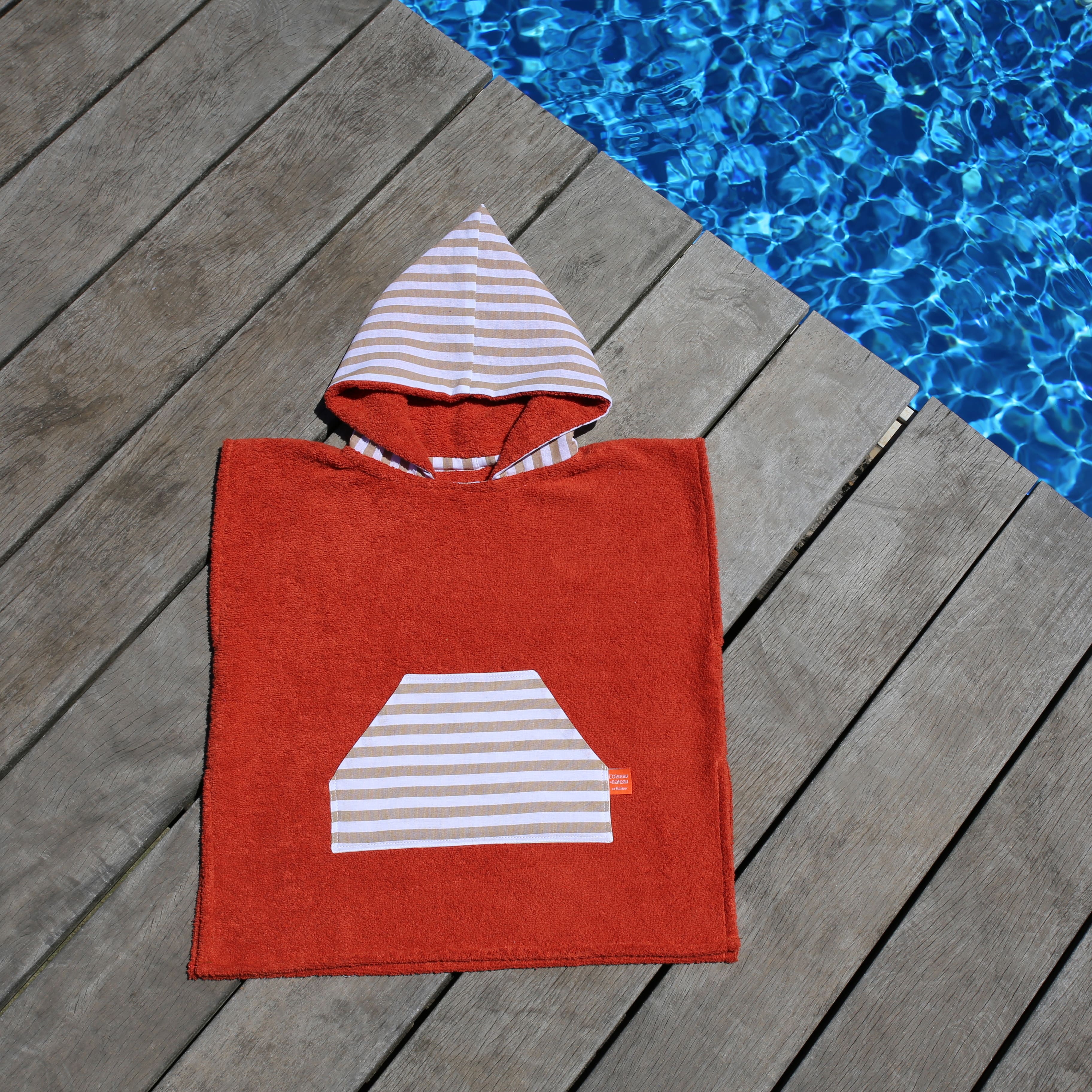 Cape de bain bebe, cape de bain enfant, cape de bain  personnalisee bebe, cape de bain personnalisee enfant,cadeau de naissance, cadeau de naissance personnalise, carre de bain bebe, carre de bain enfant, poncho de bain bebe, poncho de bain enfant, creation française, design français, marque française, l'oiseau bateau, poncho raye, poncho enfant surfeur, poncho cote ouest, made in france, fabrique en france, fabrication artisanale, poncho bordeau