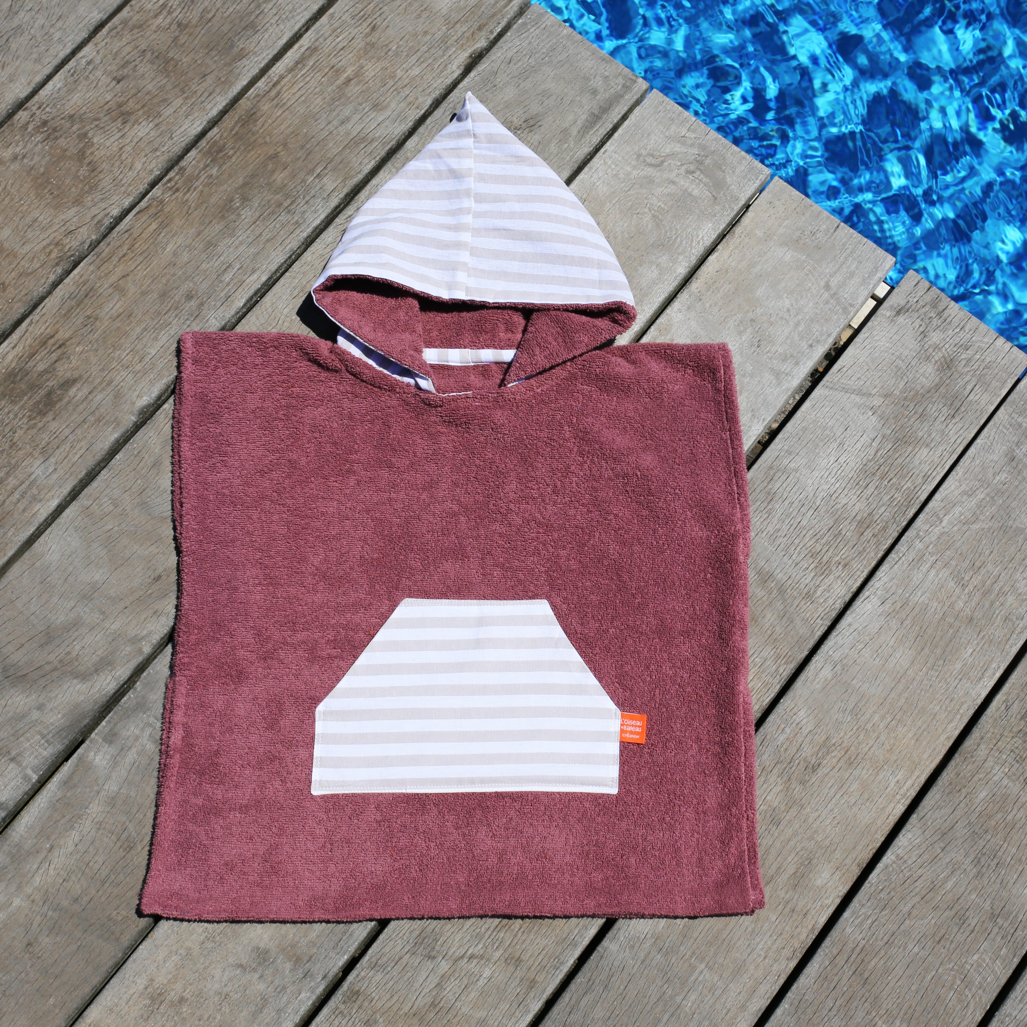 Cape de bain bebe, cape de bain enfant, cape de bain  personnalisee bebe, cape de bain personnalisee enfant,cadeau de naissance, cadeau de naissance personnalise, carre de bain bebe, carre de bain enfant, poncho de bain bebe, poncho de bain enfant, creation française, design français, marque française, l'oiseau bateau, poncho raye, poncho enfant surfeur, poncho cote ouest, made in france, fabrique en france, fabrication artisanale, poncho bordeau