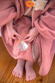 Cape de bain bebe, cape de bain enfant, cape de bain  personnalisee bebe, cape de bain personnalisee enfant,cadeau de naissance, cadeau de naissance personnalise, carre de bain bebe, carre de bain enfant, poncho de bain bebe, poncho de bain enfant, creation française, design français, marque française, l'oiseau bateau, cape de bain marsala, theme ecureuil