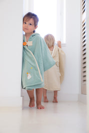 Cape de bain bebe, cape de bain enfant, cape de bain  personnalisee bebe, cape de bain personnalisee enfant,cadeau de naissance, cadeau de naissance personnalise, carre de bain bebe, carre de bain enfant, poncho de bain bebe, poncho de bain enfant, creation française, design français, marque française, l'oiseau bateau, cape de bain bleu vert, theme pingouin