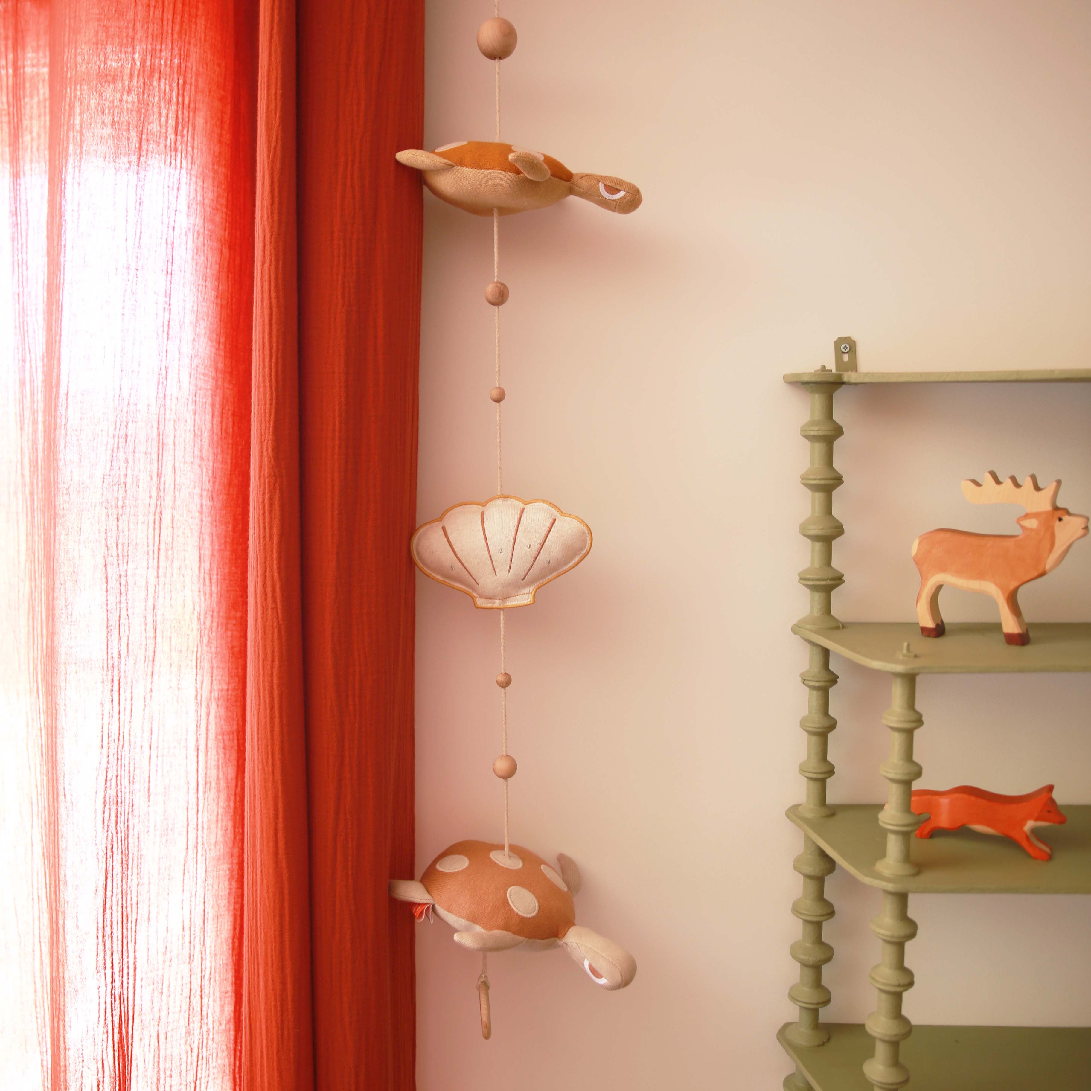 idee mobile decoratif pour enfant en forme de tortue, decoration chambre d'enfant, mobile pour bebe en tissu, mobile perle bois naturel, creation française, marque française, l'oiseau bateau