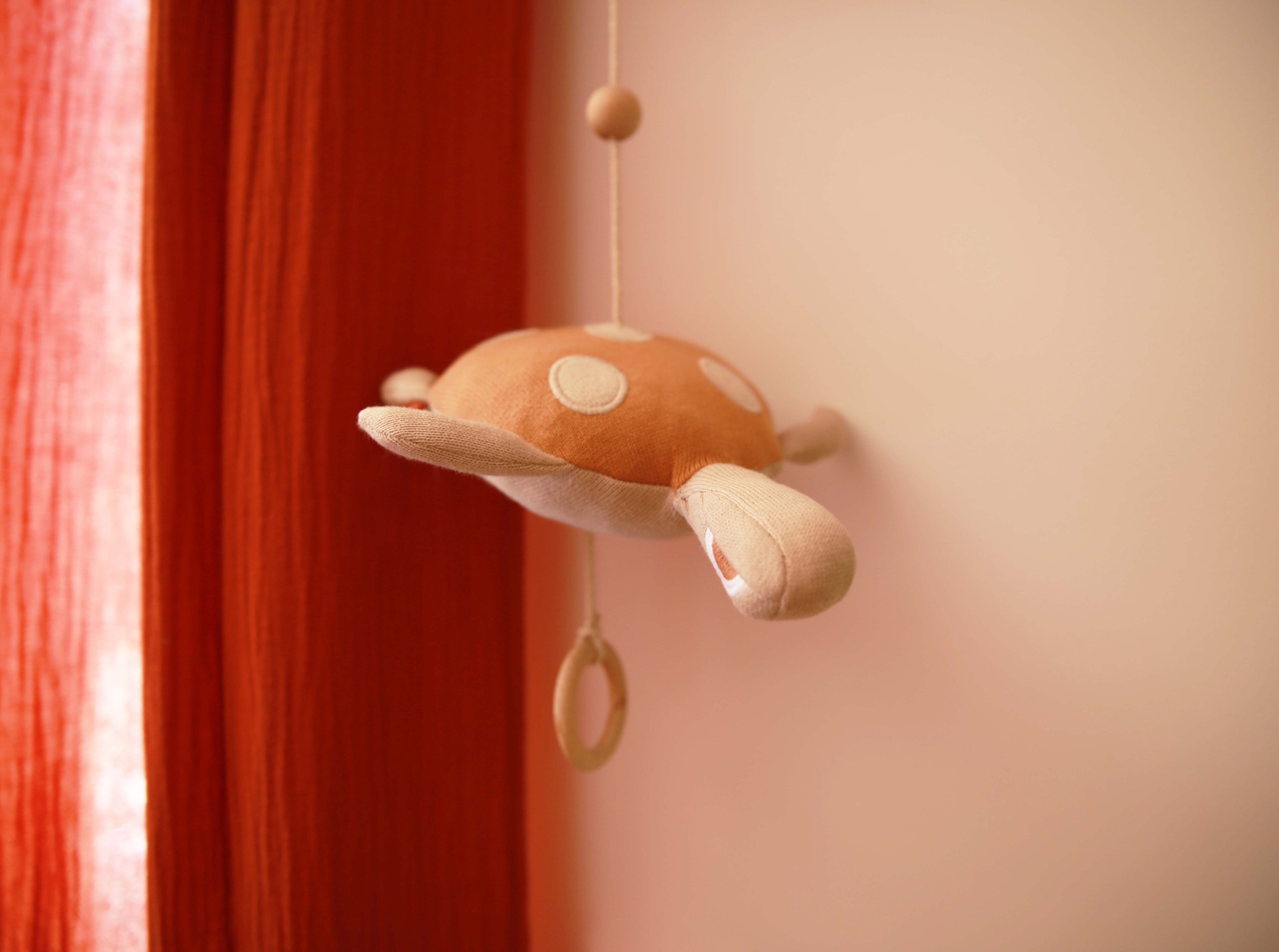 idee mobile decoratif pour enfant en forme de tortue, decoration chambre d'enfant, mobile pour bebe en tissu, mobile perle bois naturel, creation française, marque française, l'oiseau bateau