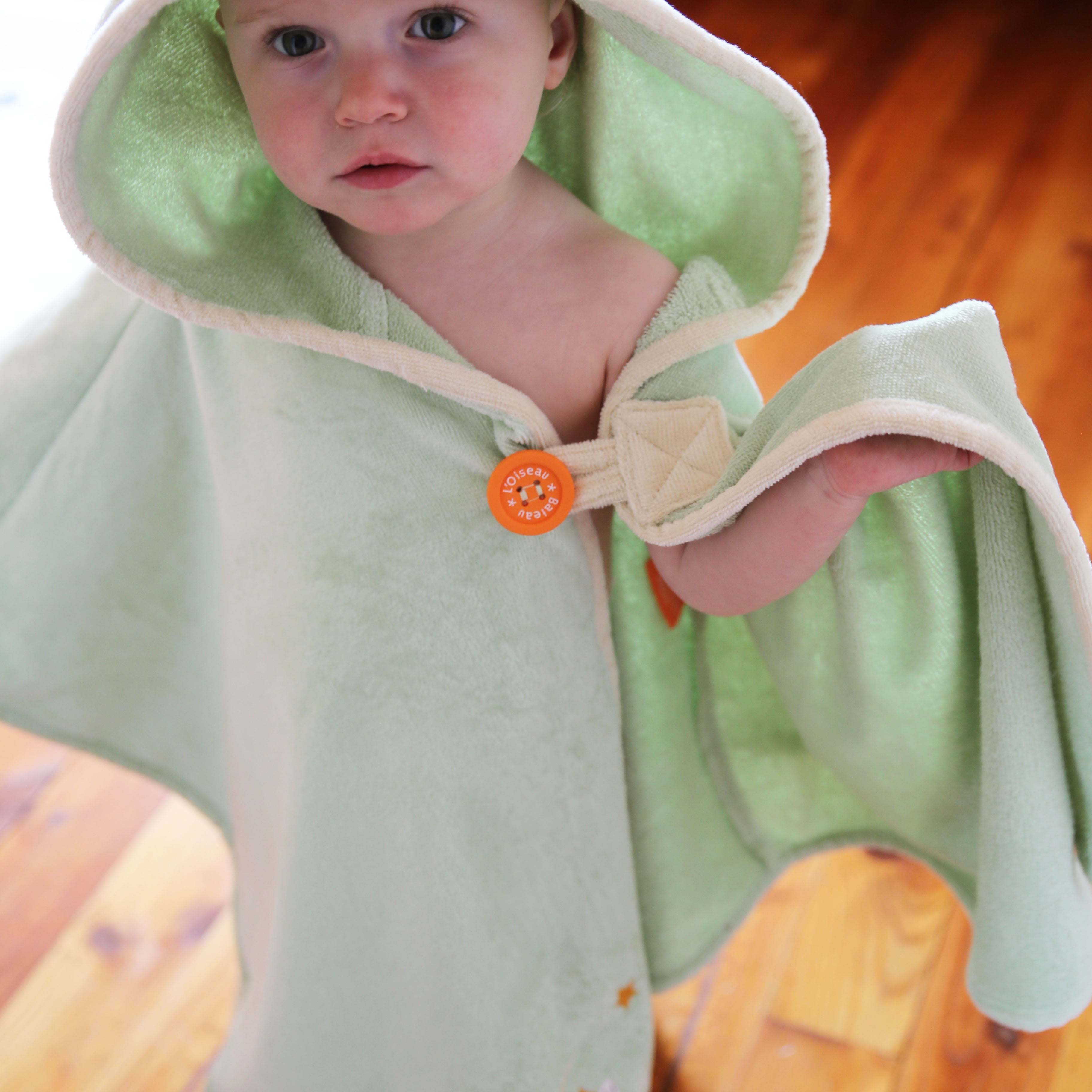 Cape de bain bebe, cape de bain enfant, cape de bain  personnalisee bebe, cape de bain personnalisee enfant,cadeau de naissance, cadeau de naissance personnalise, carre de bain bebe, carre de bain enfant, poncho de bain bebe, poncho de bain enfant, creation française, design français, marque française, l'oiseau bateau, cape de bain vert clair, theme tortue