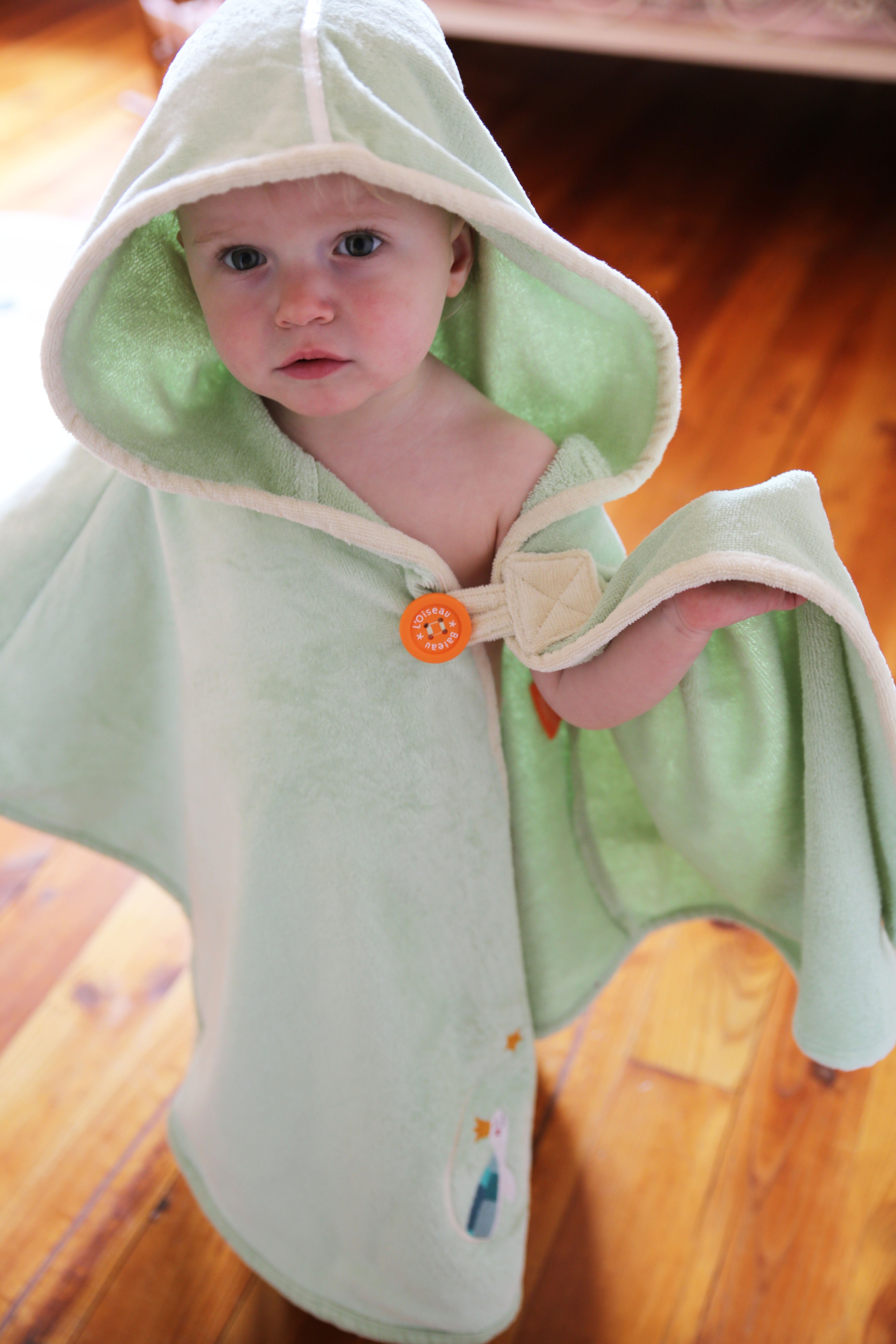 Cape de bain bebe, cape de bain enfant, cape de bain  personnalisee bebe, cape de bain personnalisee enfant,cadeau de naissance, cadeau de naissance personnalise, carre de bain bebe, carre de bain enfant, poncho de bain bebe, poncho de bain enfant, creation française, design français, marque française, l'oiseau bateau, cape de bain vert clair, theme tortue