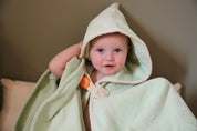 Cape de bain bebe, cape de bain enfant, cape de bain  personnalisee bebe, cape de bain personnalisee enfant,cadeau de naissance, cadeau de naissance personnalise, carre de bain bebe, carre de bain enfant, poncho de bain bebe, poncho de bain enfant, creation française, design français, marque française, l'oiseau bateau, cape de bain vert clair, theme tortue