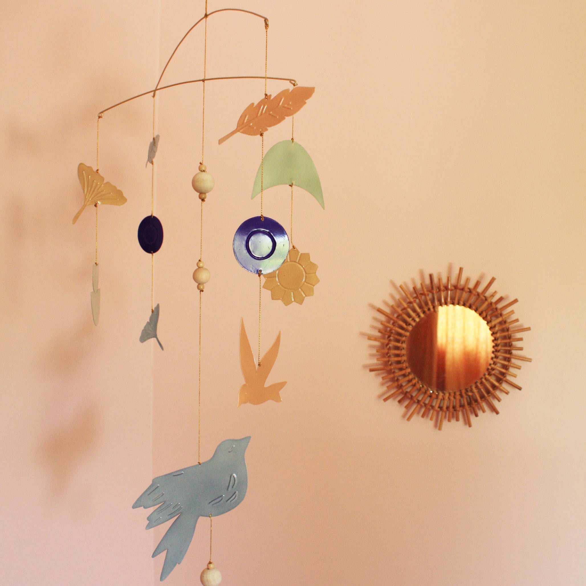 idee mobile en metal pour enfant, mobile oiseau, mobile decoratif pour enfant, decoration de chambre d'enfant, mobile feerique, fabrication artisanale, peint a la main, creation française, marque française l'oiseau bateau, cadeau de naissance original