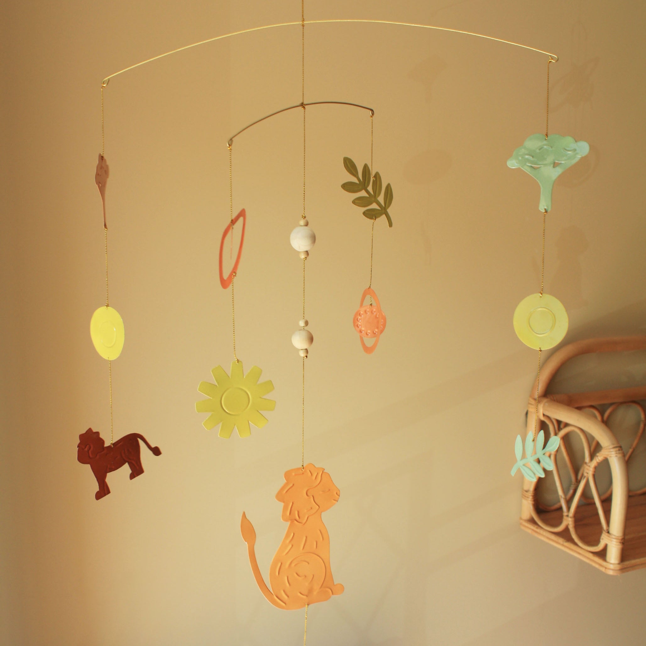 idee mobile en metal pour enfant, mobile lion, mobile decoratif pour enfant, decoration de chambre d'enfant, mobile feerique, fabrication artisanale, peint a la main, creation française, marque française l'oiseau bateau, cadeau de naissance original