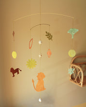 idee mobile en metal pour enfant, mobile lion, mobile decoratif pour enfant, decoration de chambre d'enfant, mobile feerique, fabrication artisanale, peint a la main, creation française, marque française l'oiseau bateau, cadeau de naissance original