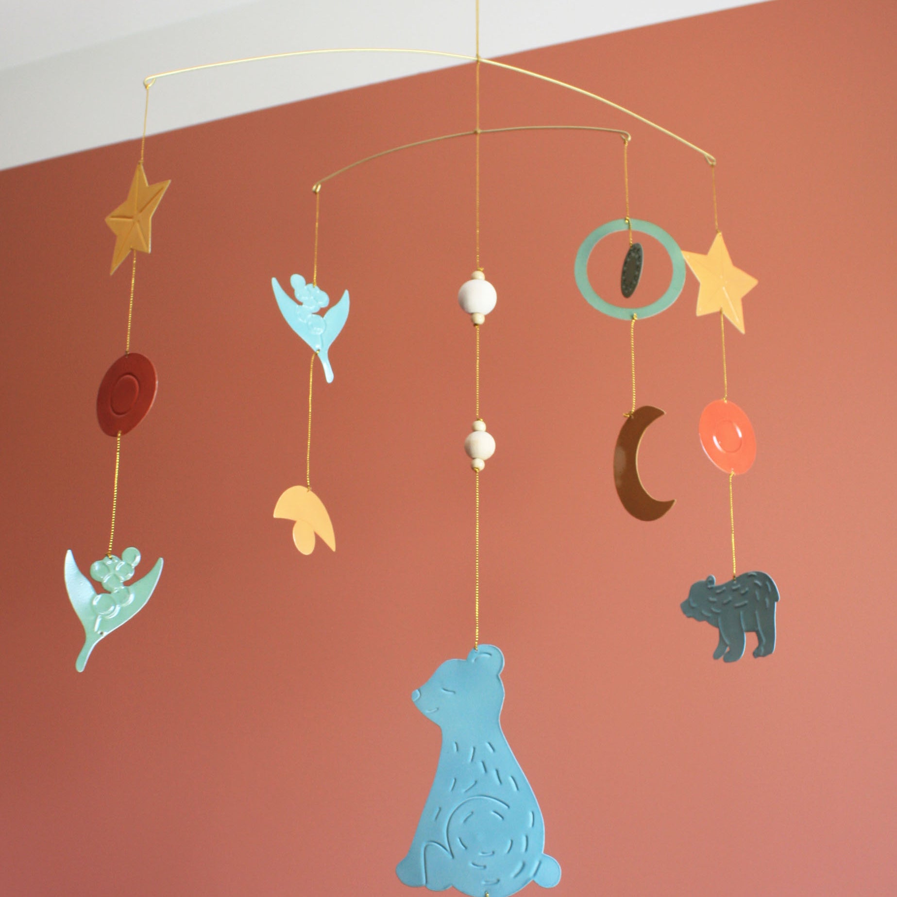 idee mobile en metal pour enfant, mobile ours, mobile decoratif pour enfant, decoration de chambre d'enfant, mobile feerique, fabrication artisanale, peint a la main, creation française, marque française l'oiseau bateau, cadeau de naissance original