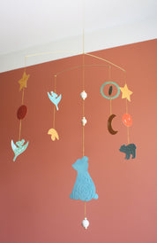 idee mobile en metal pour enfant, mobile ours, mobile decoratif pour enfant, decoration de chambre d'enfant, mobile feerique, fabrication artisanale, peint a la main, creation française, marque française l'oiseau bateau, cadeau de naissance original