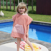 Cape de bain bebe, cape de bain enfant, cape de bain  personnalisee bebe, cape de bain personnalisee enfant,cadeau de naissance, cadeau de naissance personnalise, carre de bain bebe, carre de bain enfant, poncho de bain bebe, poncho de bain enfant, creation française, design français, marque française, l'oiseau bateau, poncho raye, poncho enfant surfeur, poncho cote ouest, made in france, fabrique en france, fabrication artisanale, poncho rose