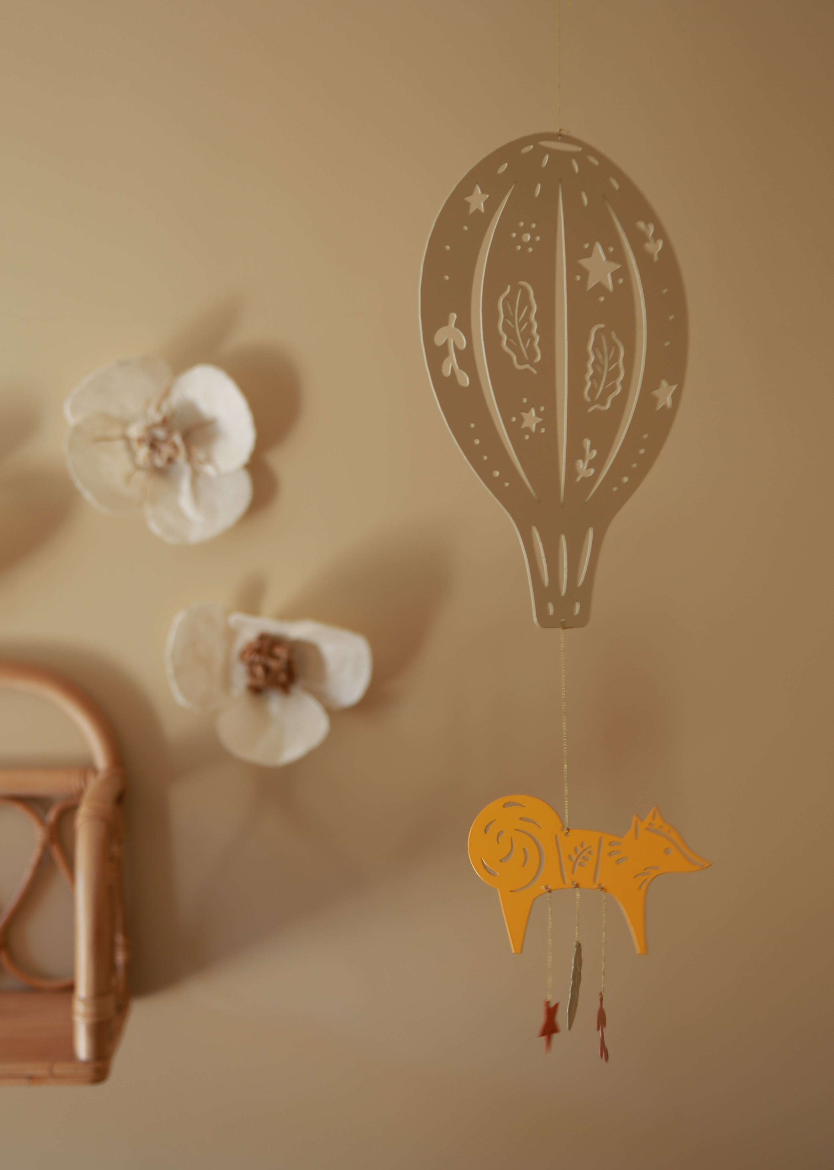 idee mobile en metal pour enfant, mobile decoratif pour enfant, decoration de chambre d'enfant, fabrication française, fabrication artisanale, peint a la main, creation française, marque française l'oiseau bateau, cadeau de naissance original